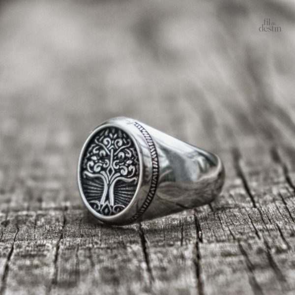 Chevalière ornée de l'arbre de vie pour un look distinctif