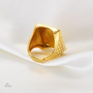 Chevalière Gye avec motifs porte-bonheur uniques