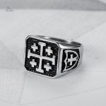 Bague chevalière avec emblème de la croix de Jérusalem