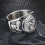 Bague chevalière avec sceau Triskel symbolique