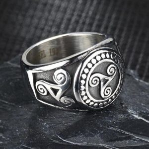 Bague chevalière avec sceau Triskel symbolique