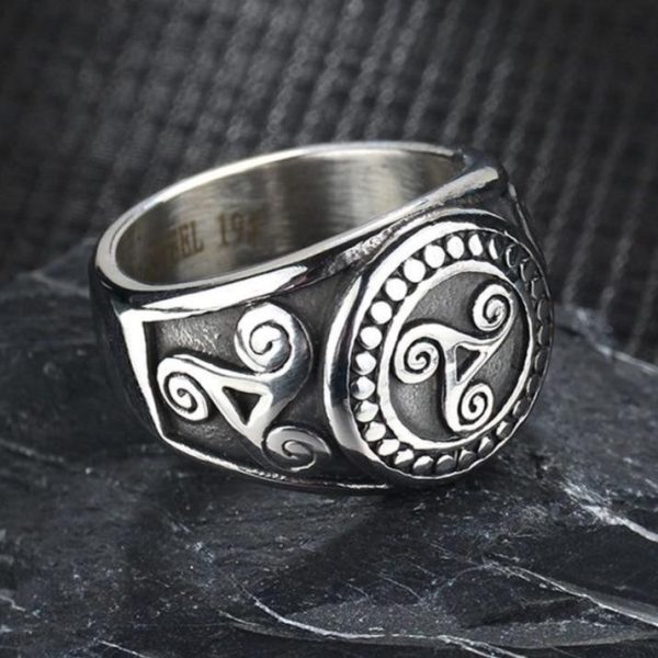 Bague chevalière avec sceau Triskel symbolique