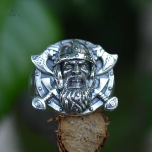 Bague en acier, design unique inspiré des guerriers nains