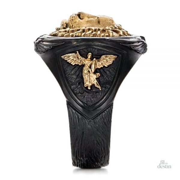 Chevalière élégante avec tête de lion, style unique