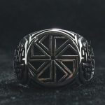 Chevalière amulette Kolovrat, design inspiré et significatif