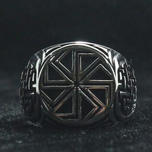 Chevalière amulette Kolovrat, design inspiré et significatif