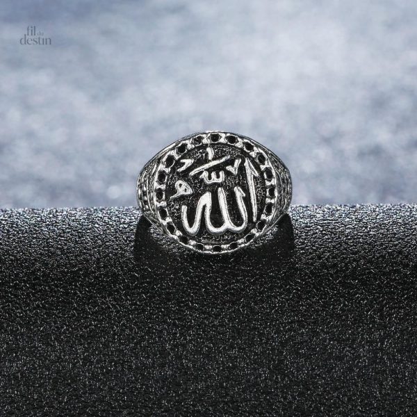 Accessoire élégant avec le nom Allah, symbole de foi