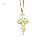 Collier lotus épanoui, symbole de beauté et de chance
