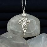 Collier porte-bonheur avec fleur de lotus épanouie