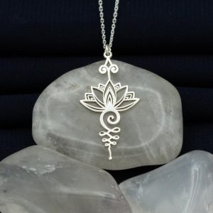Collier porte-bonheur avec fleur de lotus épanouie