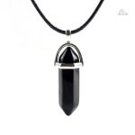 Accessoire de mode : collier avec cristal poli