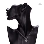 Pendentif porte-bonheur en forme de lotus stylisé