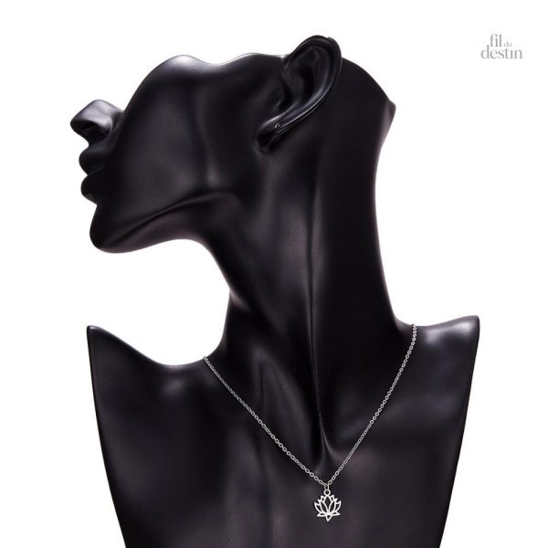 Pendentif porte-bonheur en forme de lotus stylisé