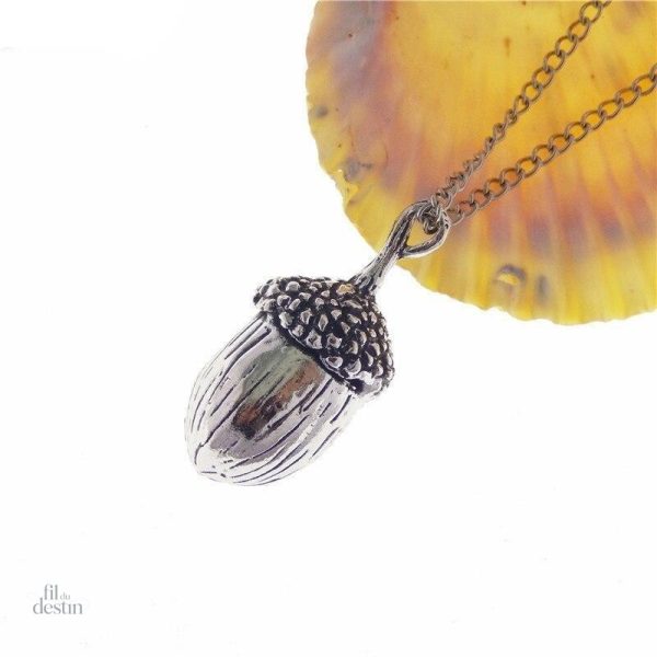 Accessoire en chêne naturel, symbole de chance et d'élégance