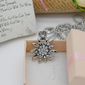 Collier floral inspiré de l'Edelweiss, symbole de chance