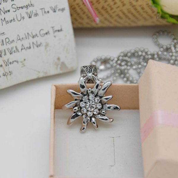 Collier floral inspiré de l'Edelweiss, symbole de chance