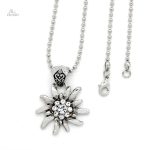 Bijou élégant avec motif d'Edelweiss, parfait comme porte-bonheur