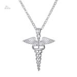 Collier stylisé évoquant le caducée, porte-bonheur moderne