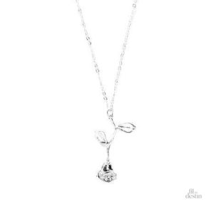 Collier rose anglaise, accessoire symbolique de chance et protection