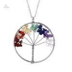 Pierre des sept chakras sur amulette en forme d'arbre
