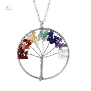 Pierre des sept chakras sur amulette en forme d'arbre