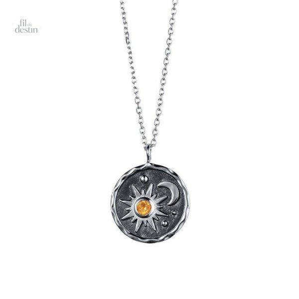 Bijou porte-bonheur avec design luni-solaire élégant