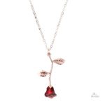 Collier porte-bonheur avec rose rouge décorative