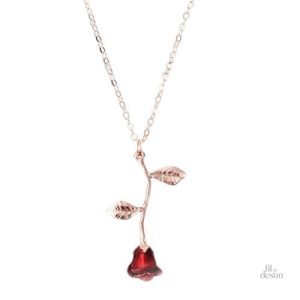 Collier porte-bonheur avec rose rouge décorative