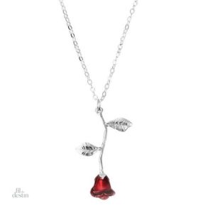 Bijou en forme de rose rouge pour symboliser la chance