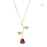 Collier élégant orné d'une rose rouge épanouie