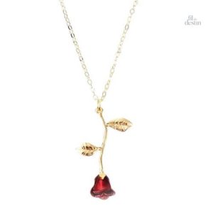 Collier élégant orné d'une rose rouge épanouie