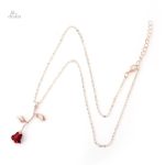 Accessoire unique : collier avec rose rouge porte-bonheur