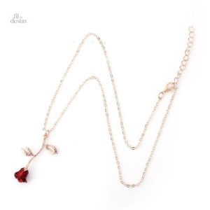 Accessoire unique : collier avec rose rouge porte-bonheur