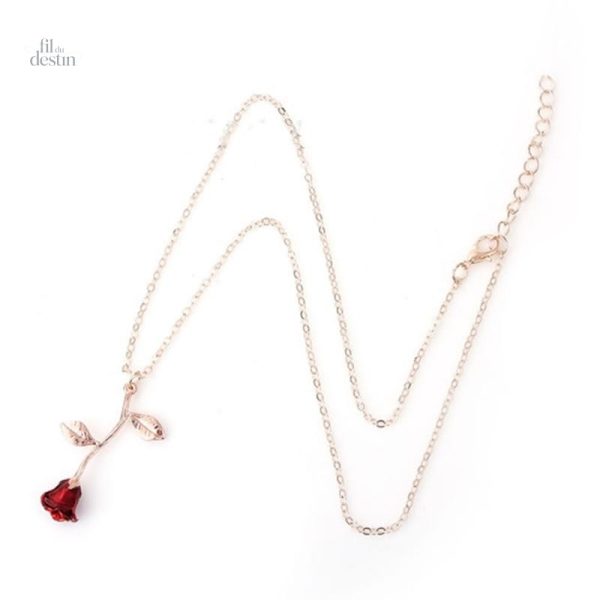 Accessoire unique : collier avec rose rouge porte-bonheur