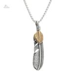 Collier plume d'honneur en porte-bonheur élégant