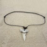 Porte-bonheur polynésien avec collier dent de requin unique
