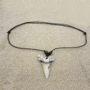 Porte-bonheur polynésien avec collier dent de requin unique
