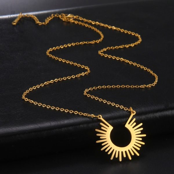 Élégant collier porte-bonheur, motif tribal soleil