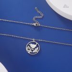 Accessoire porte-bonheur : collier hirondelle stylisé
