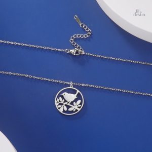 Accessoire porte-bonheur : collier hirondelle stylisé