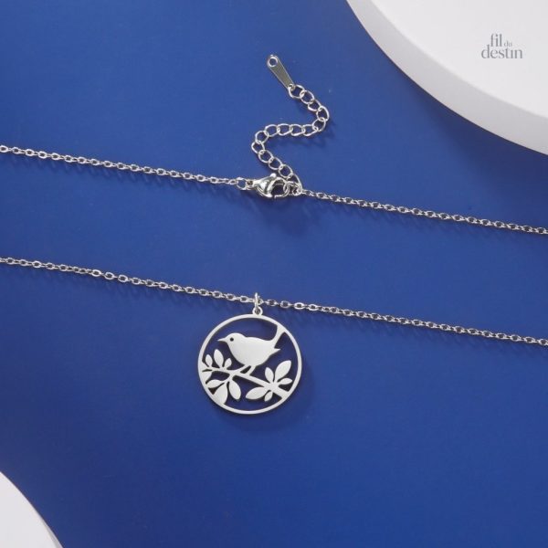 Accessoire porte-bonheur : collier hirondelle stylisé