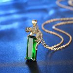 Collier porte-bonheur en forme de jaguar et gemme