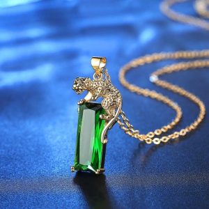 Collier porte-bonheur en forme de jaguar et gemme