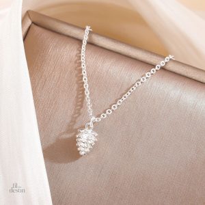 Pendentif en pomme de pin, symbole de chance et de protection