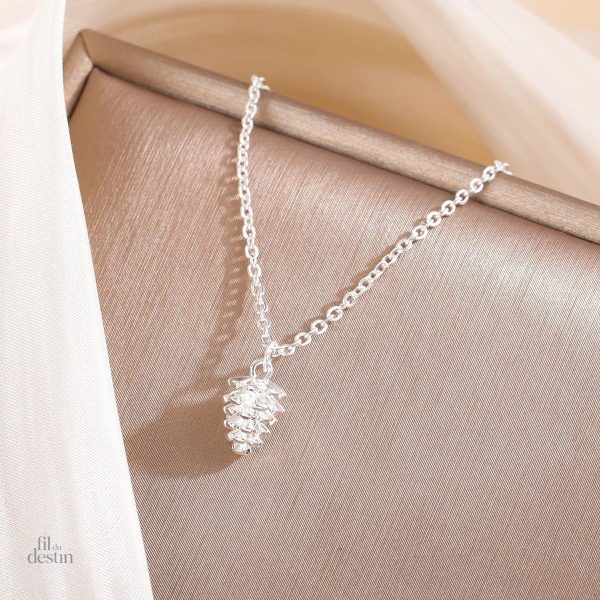 Pendentif en pomme de pin, symbole de chance et de protection