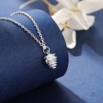 Collier unique orné d'une pomme de pin, amulette naturelle