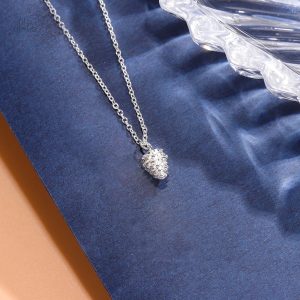 Accessoire mode : collier porte-bonheur avec pomme de pin décoratif