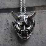 Collier porte-bonheur avec motif oni japonais