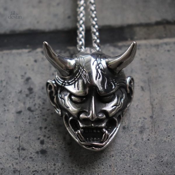 Collier porte-bonheur avec motif oni japonais