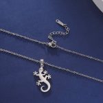 Pendentif salamandre sur collier porte-bonheur élégant